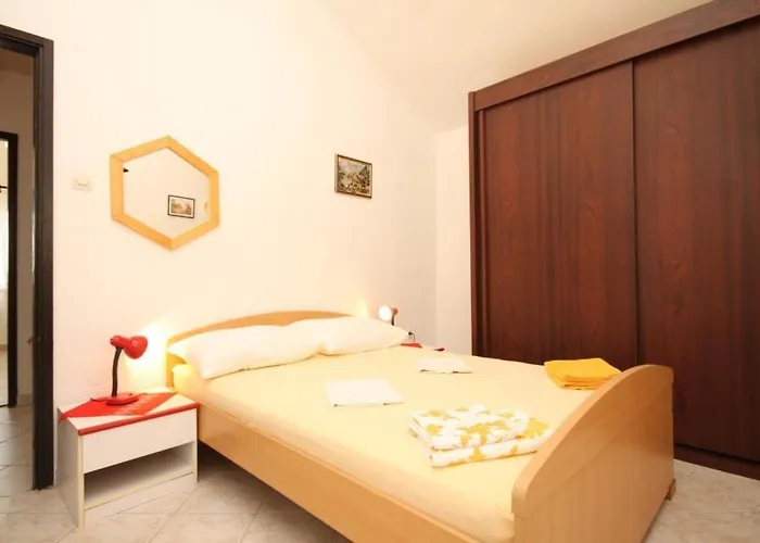 With A Parking Space Rukavac, - 8838 * فيس